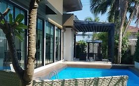 Banamphur Pool Villa